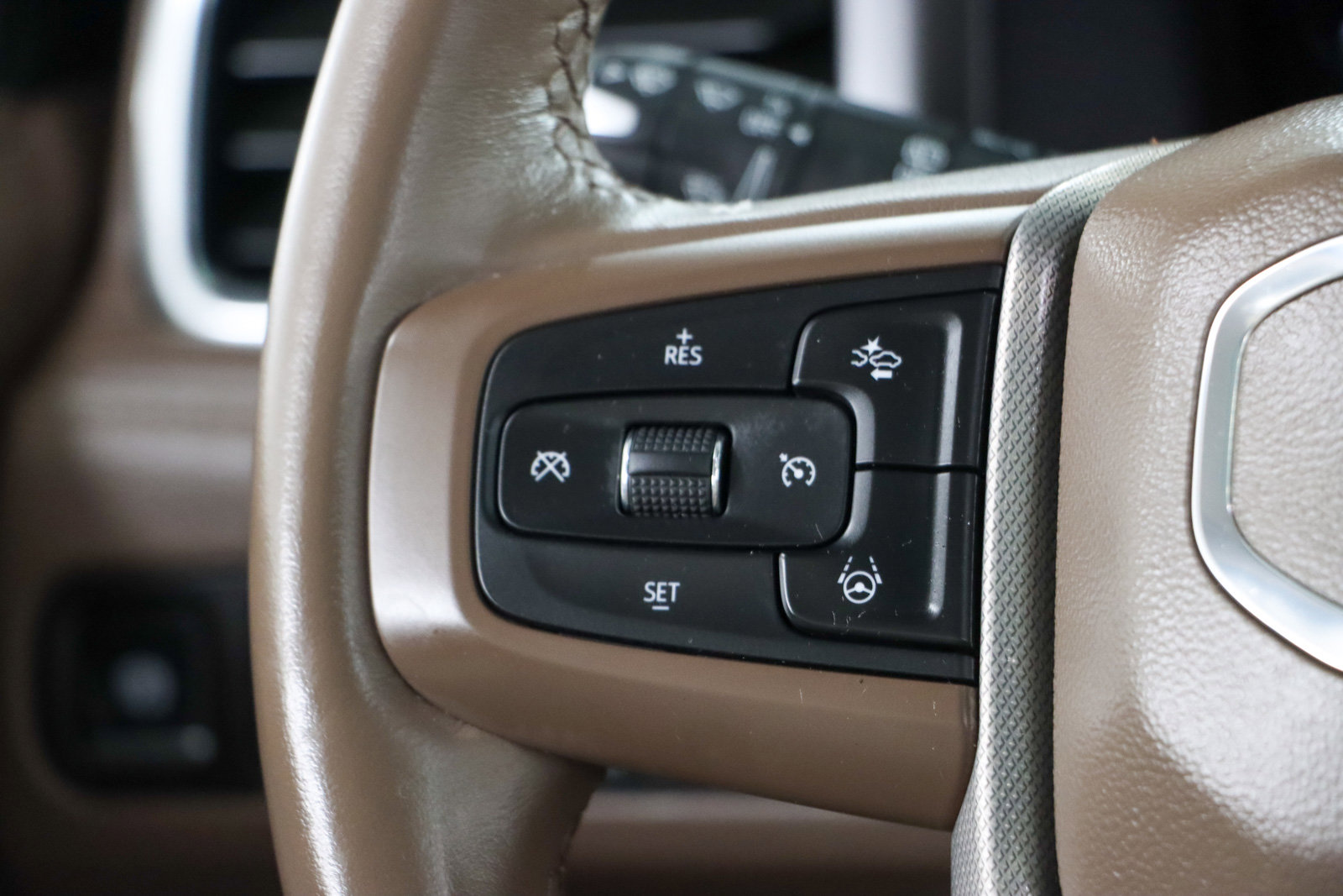 Used 2024 GMC Yukon Denali w/ Advanced Technology Package AWD/4WD image 14