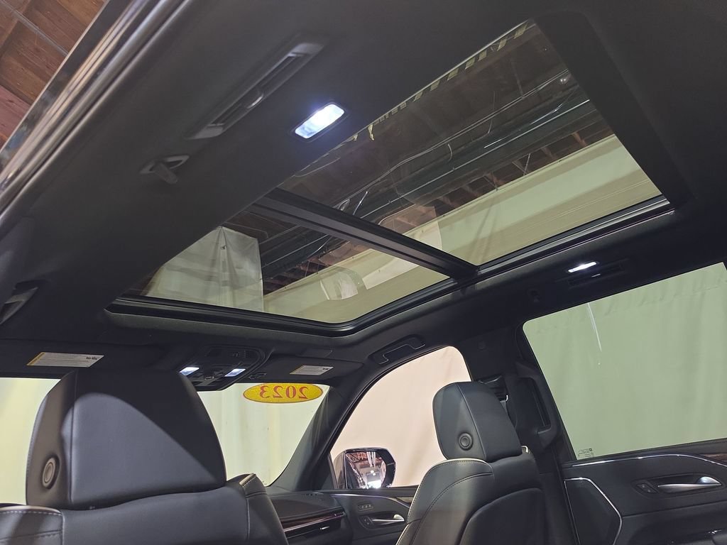 Used 2023 Cadillac Escalade Premium Luxury AWD/4WD image 16