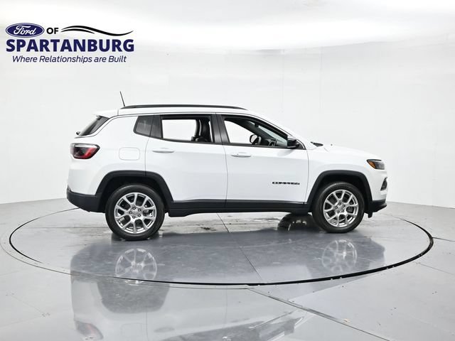 Used 2023 Jeep Compass Latitude AWD/4WD image 2