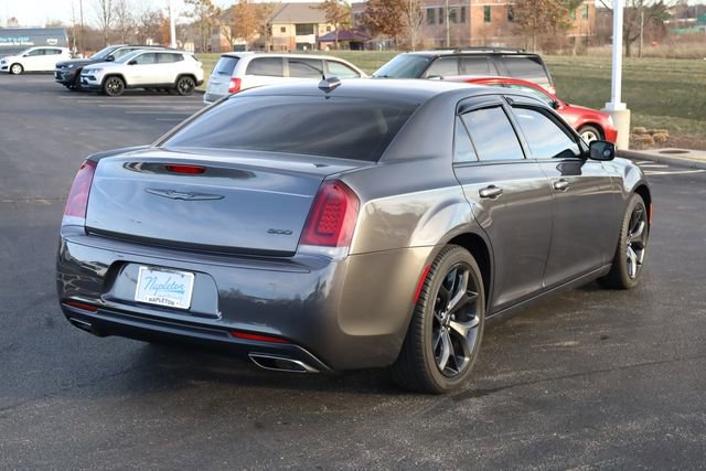Used 2022 Chrysler 300 Touring w/ Sport Appearance Package image 4