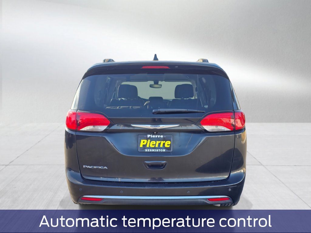 Used 2020 Chrysler Pacifica Touring w/ Tire & Wheel Group FWD image 5