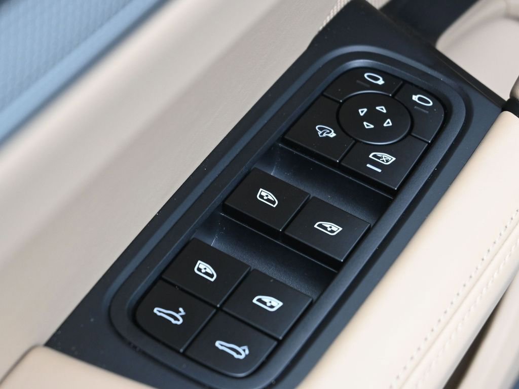 Certified 2025 Porsche Cayenne AWD/4WD image 9