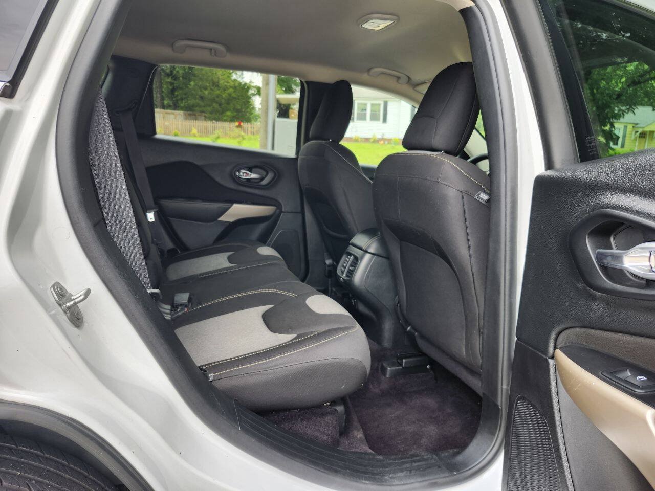 Used 2018 Jeep Cherokee Latitude w/ Mobile Office Group FWD image 8