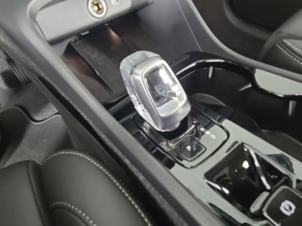 Certified 2025 Volvo XC40 B5 Plus AWD/4WD image 27