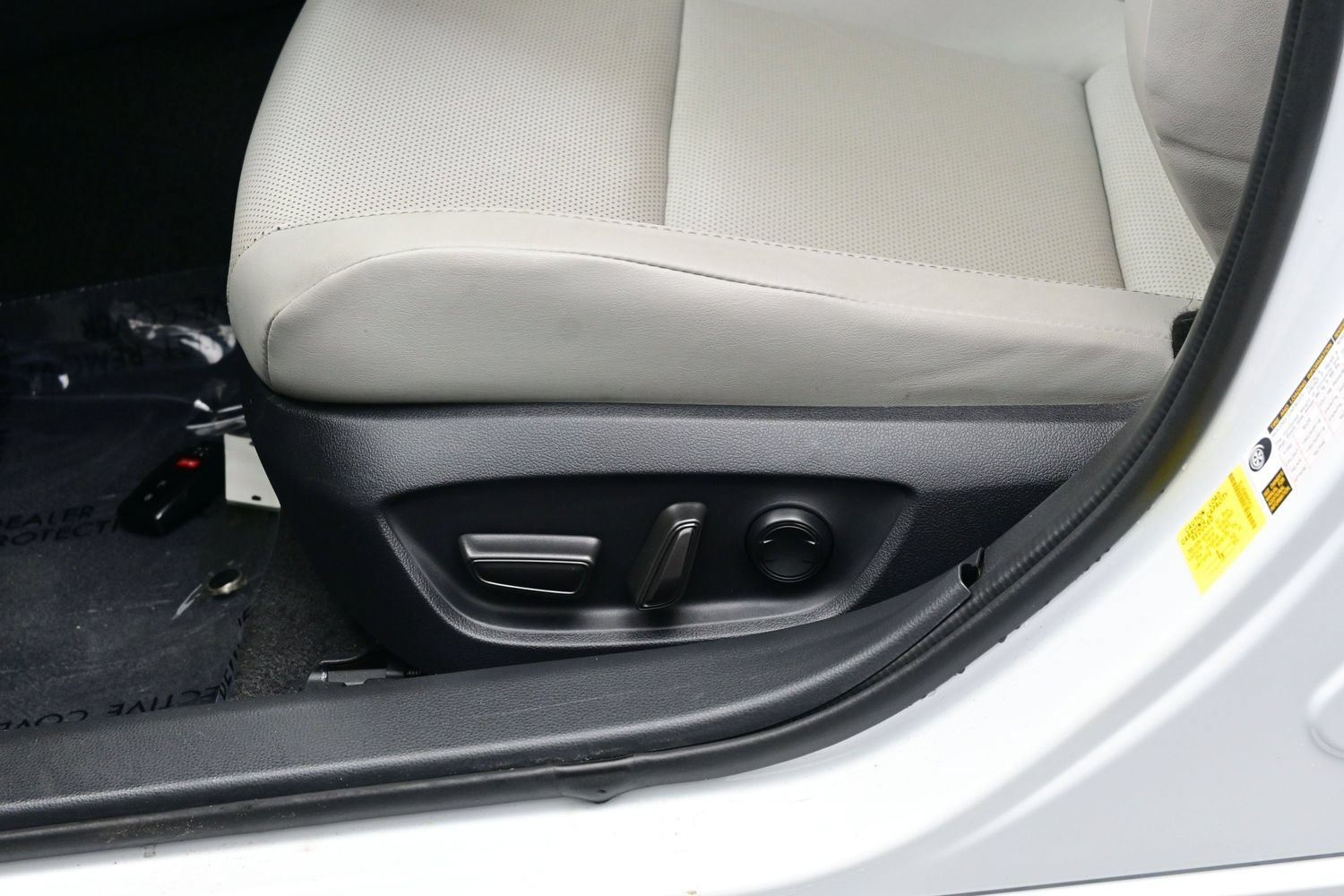 Used 2024 Toyota Prius XLE AWD/4WD image 11