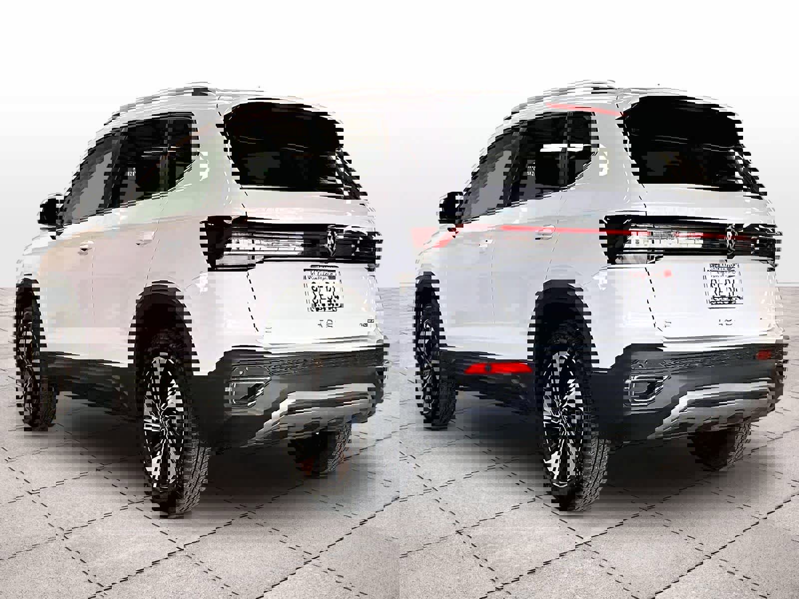 Used 2025 Volkswagen Taos SE w/ Panoramic Sunroof Package image 14