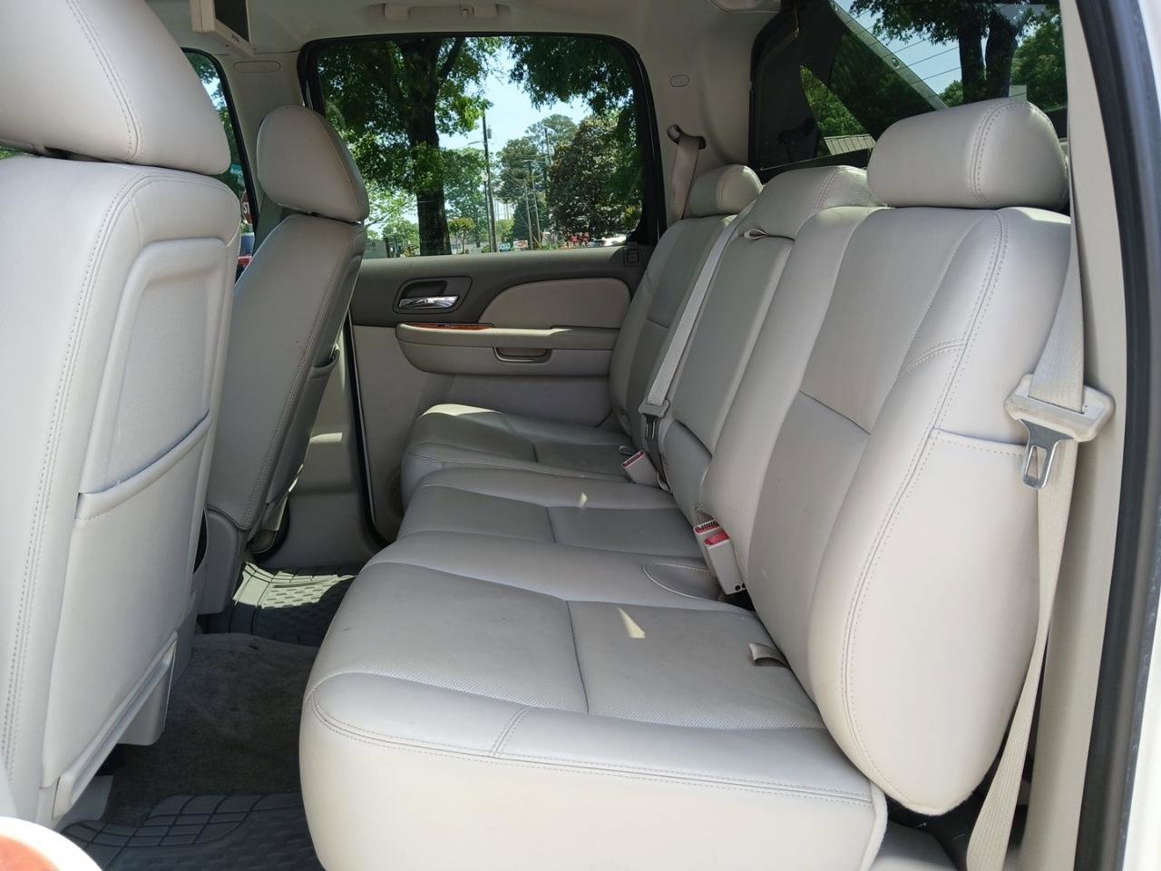 Used 2012 Chevrolet Avalanche LTZ RWD image 12