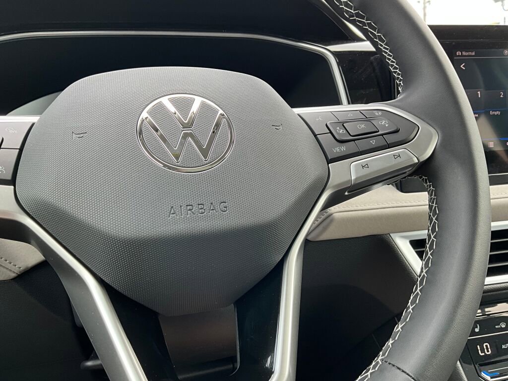 New 2025 Volkswagen Taos SE image 20