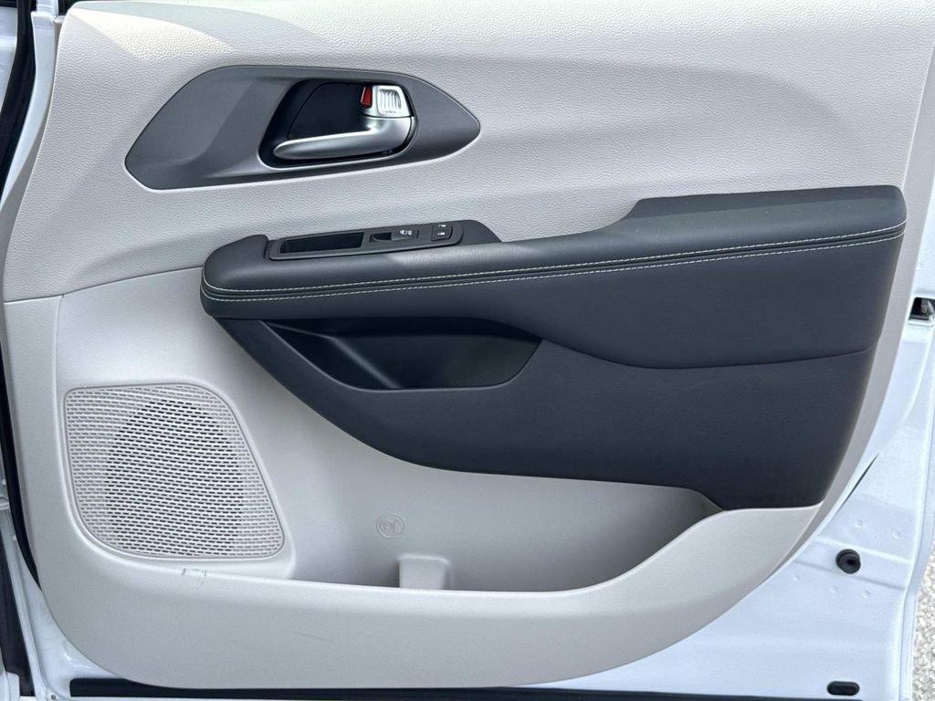 Used 2024 Chrysler Pacifica Touring-L image 17