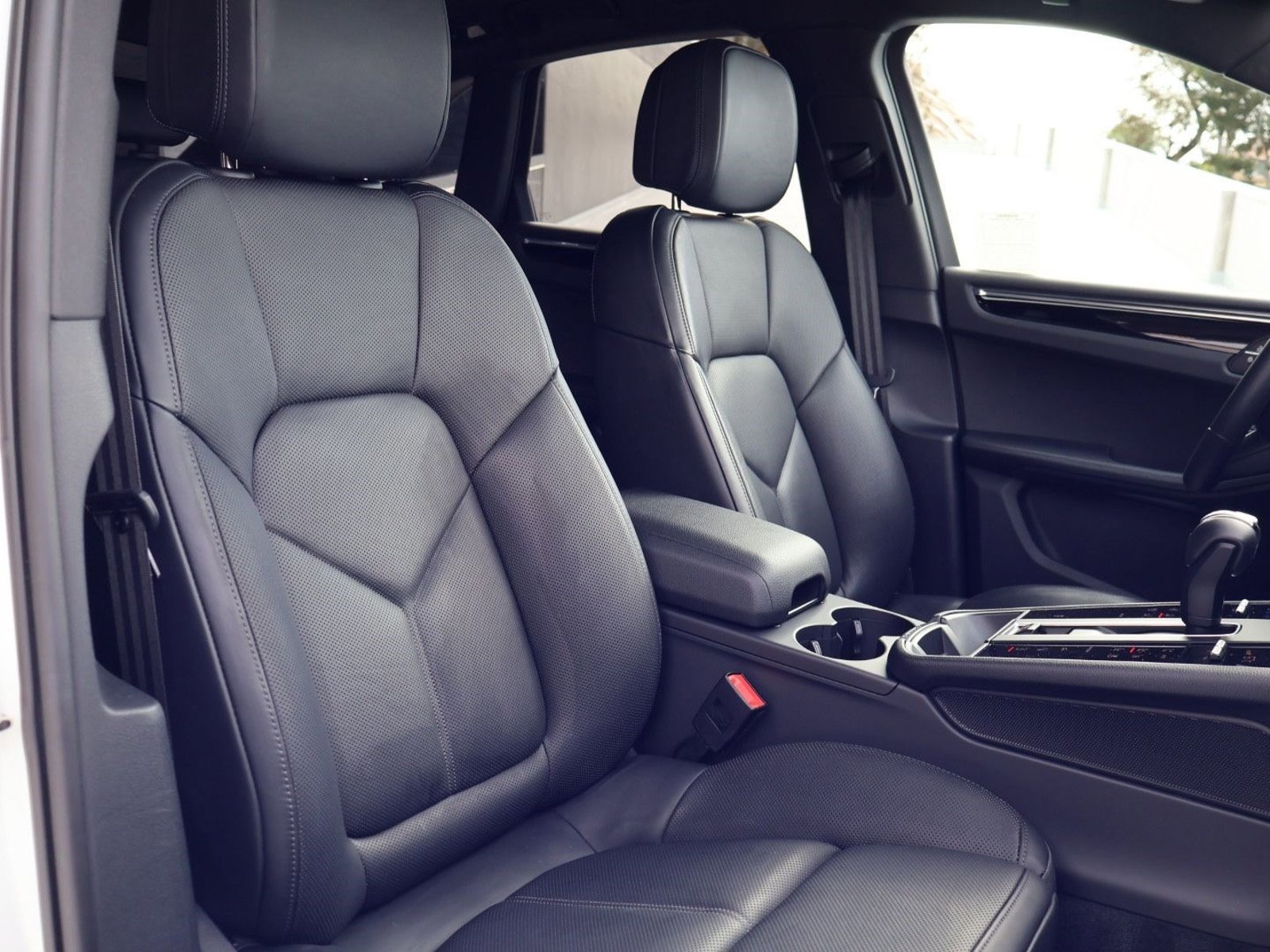 Certified 2025 Porsche Macan AWD/4WD image 24