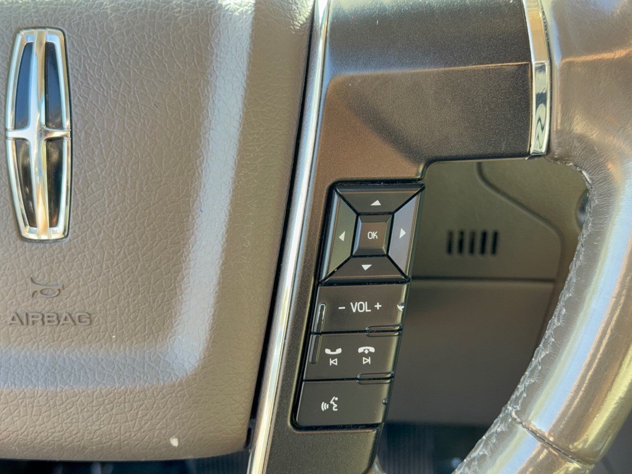 Used 2015 Lincoln Navigator L 4WD image 19