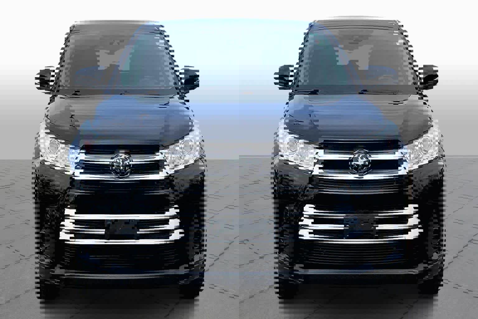 Used 2018 Toyota Highlander LE AWD/4WD image 4