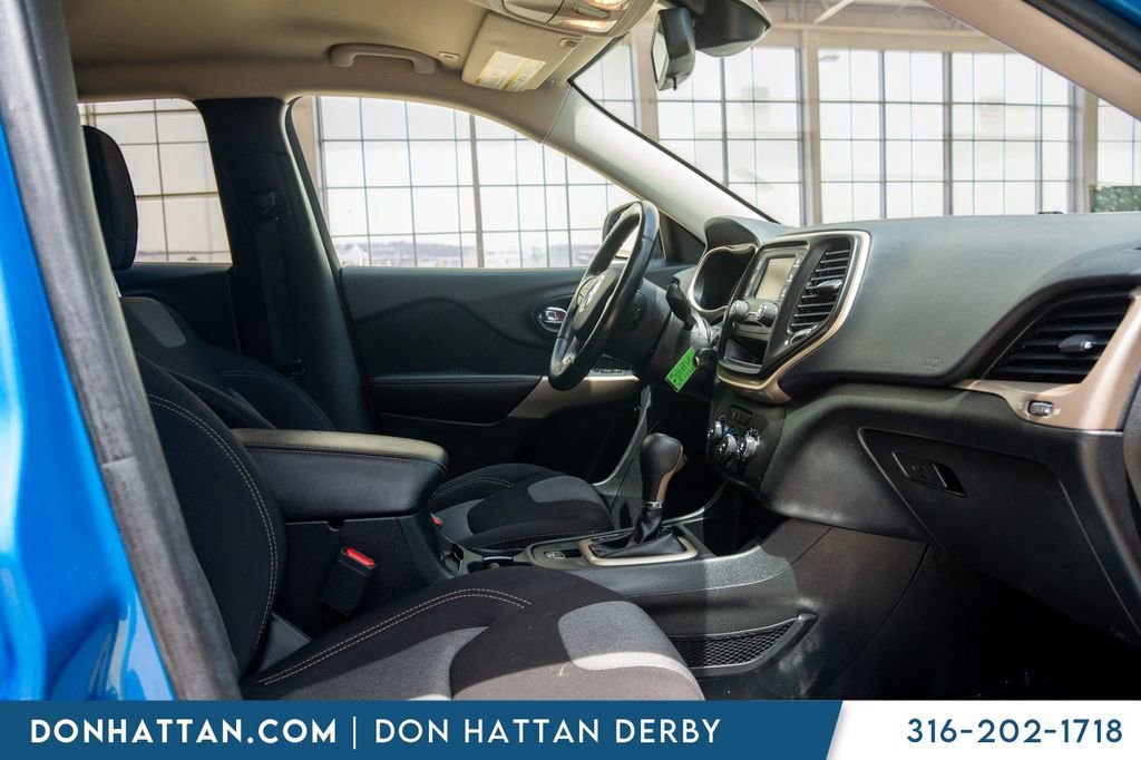 Used 2018 Jeep Cherokee Latitude w/ Altitude Package FWD image 21