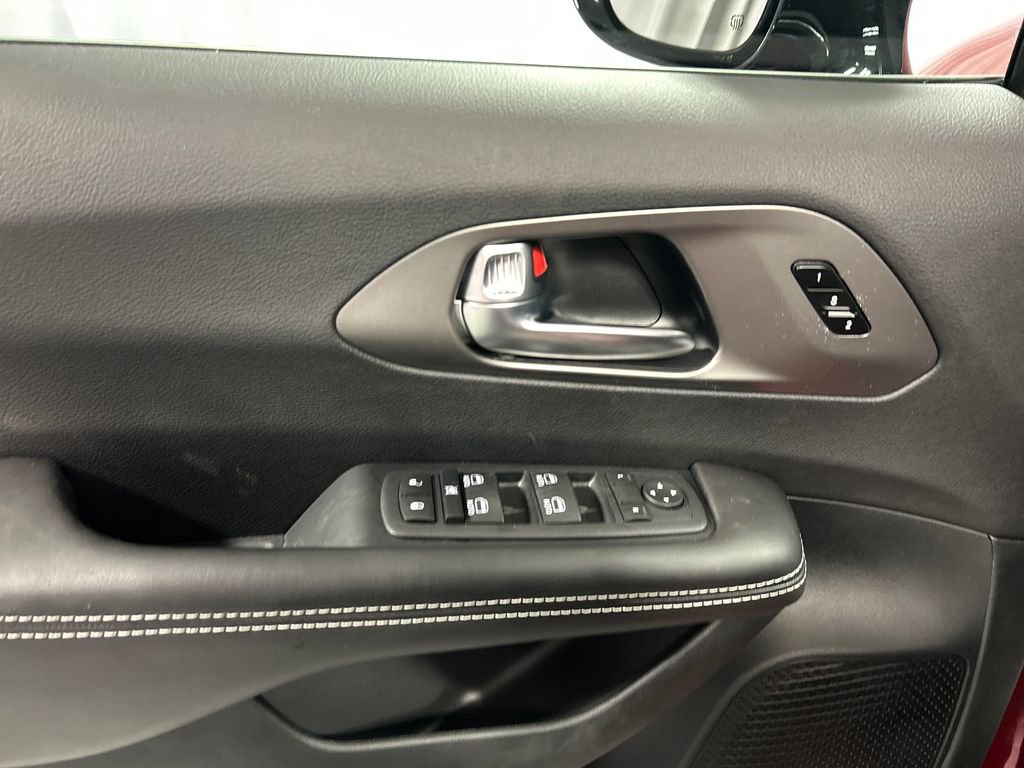 New 2027 Chrysler Pacifica Select FWD image 12