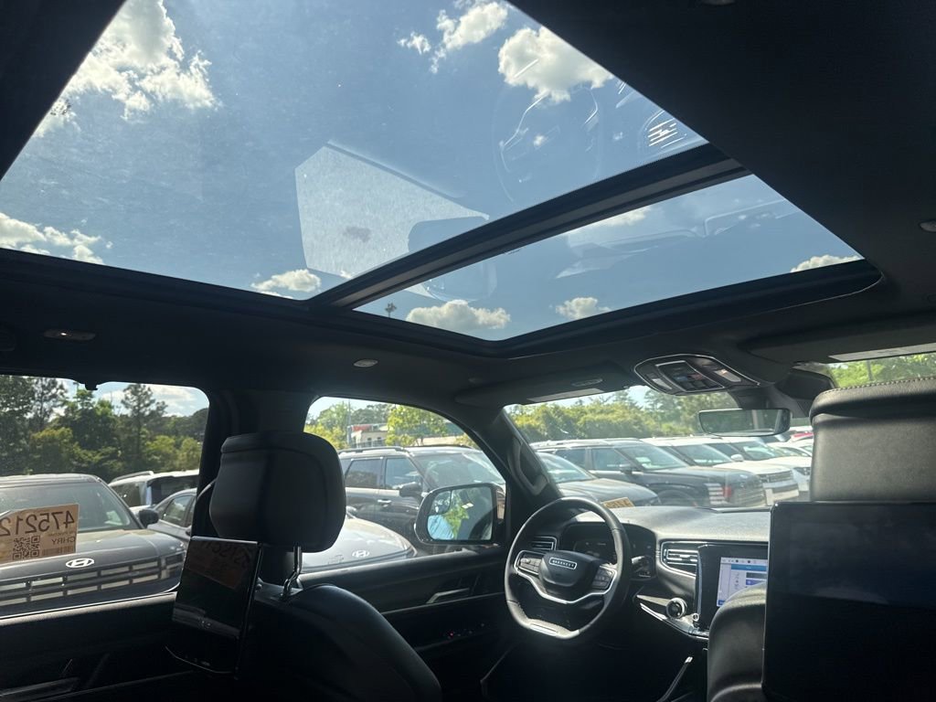 Used 2023 Jeep Wagoneer L Series III w/ Premium Group I image 8