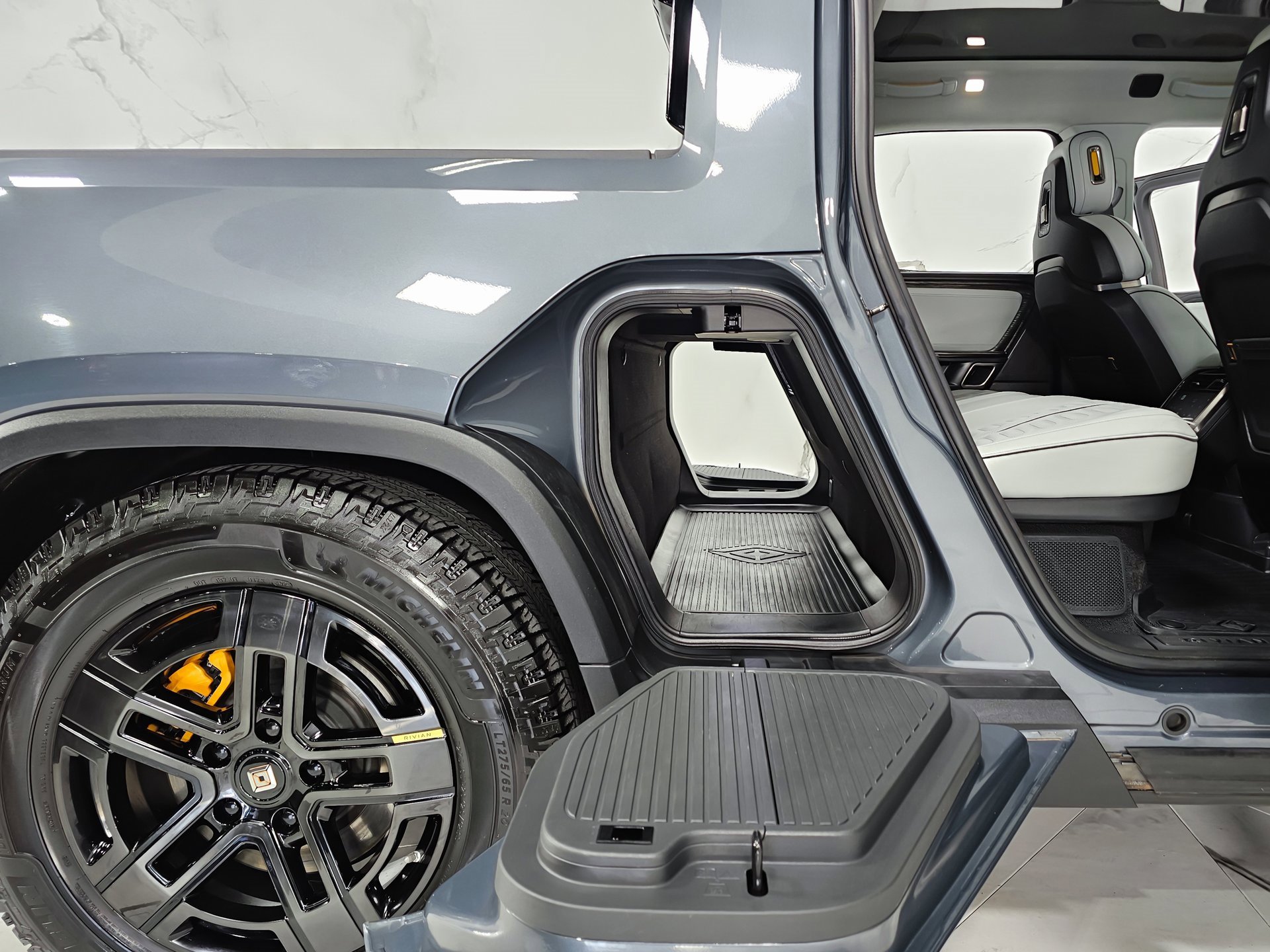 Used 2022 Rivian R1T Adventure image 30