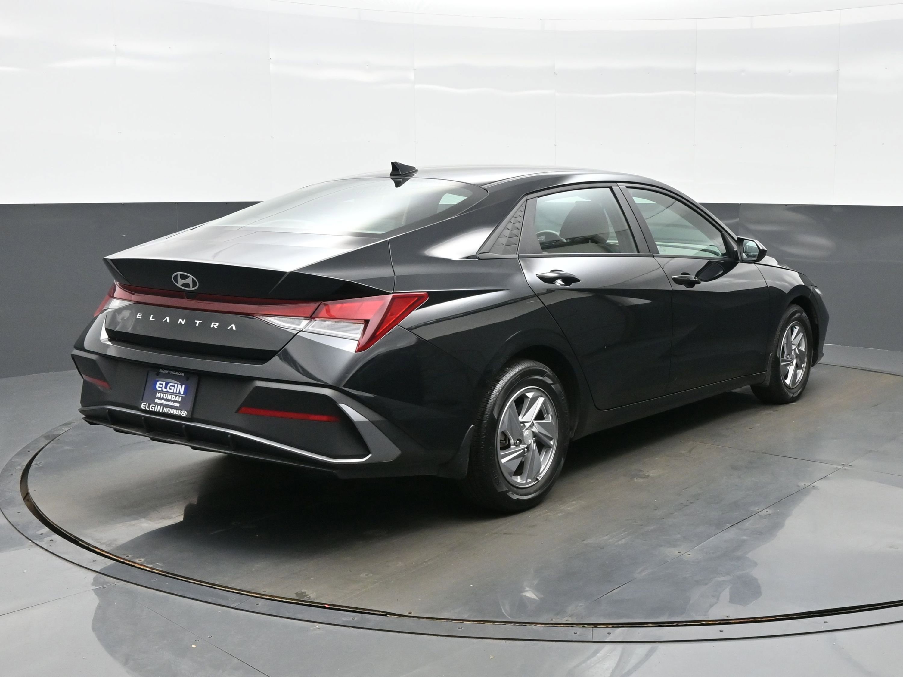 Used 2024 Hyundai Elantra SE FWD image 6