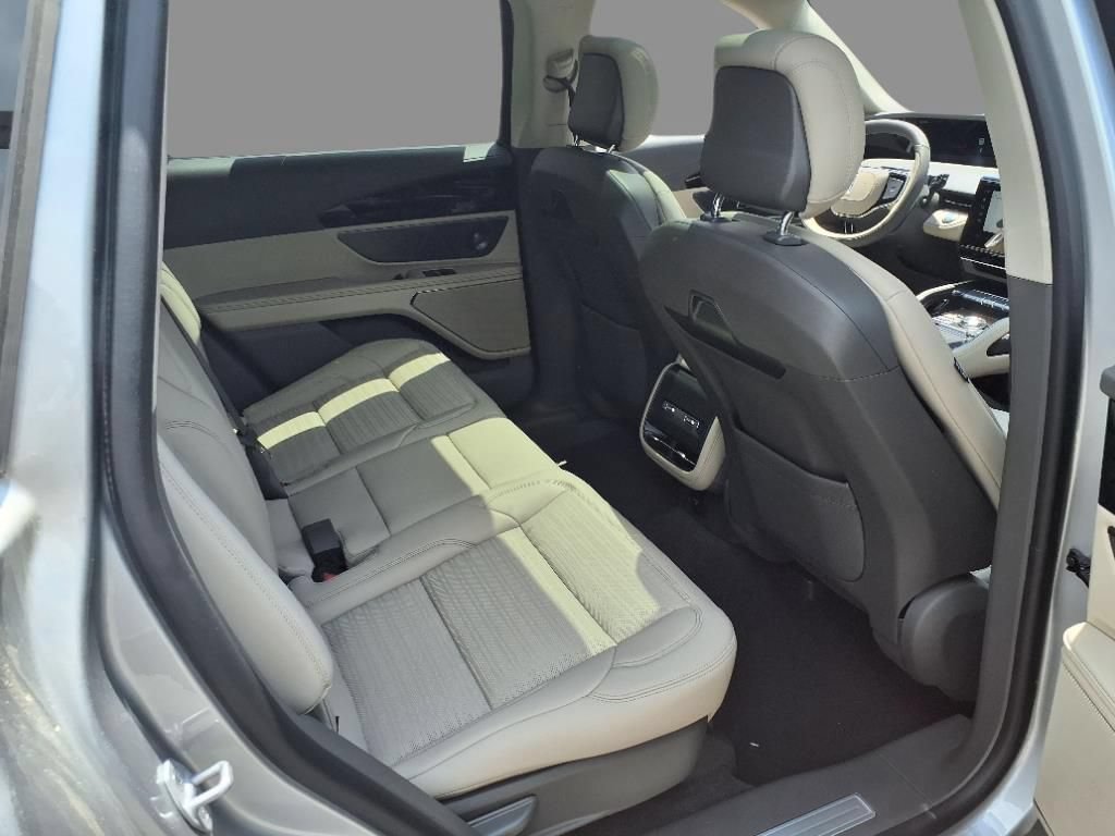 New 2025 Lincoln Nautilus Reserve w/ Jet Appearance Package AWD/4WD image 12