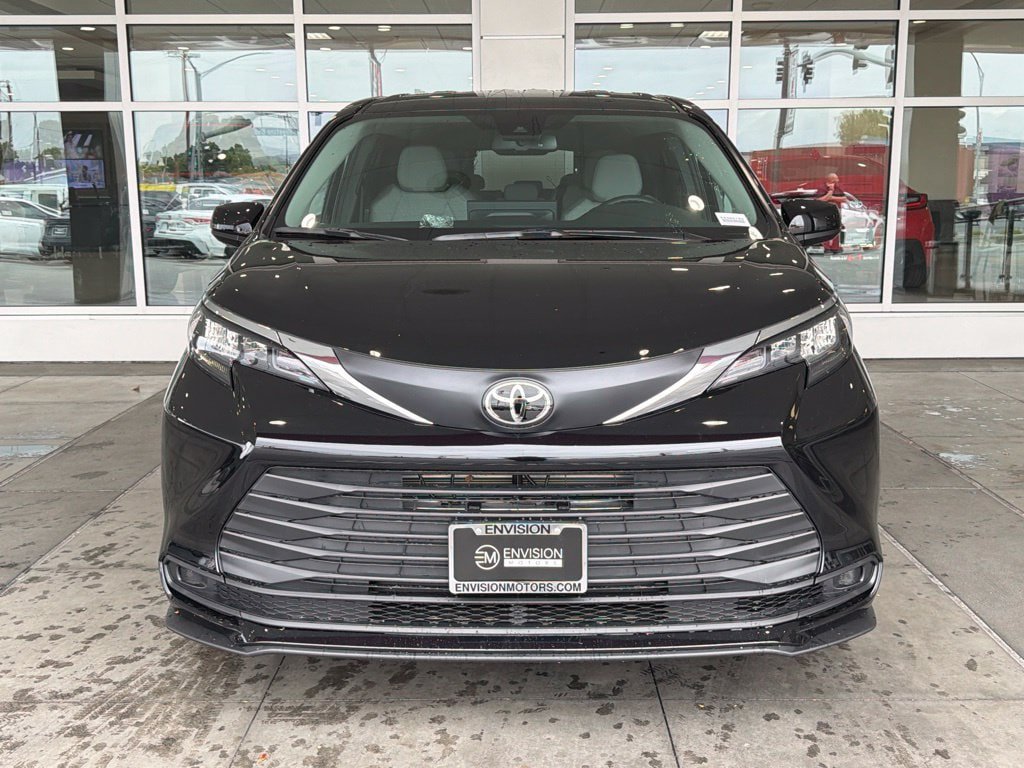 New 2026 Toyota Sienna LE FWD image 4