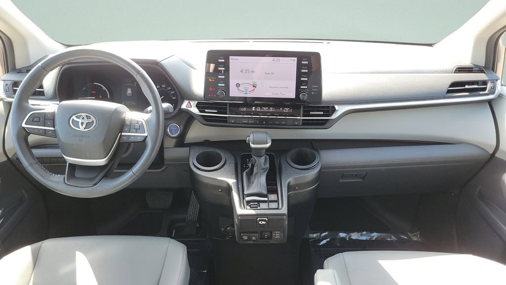 Used 2024 Toyota Sienna XLE FWD image 14