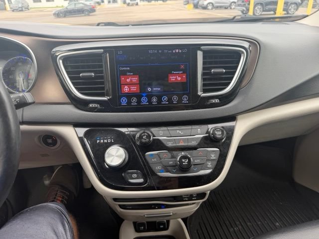 Used 2017 Chrysler Pacifica Touring-L Plus w/ Tire & Wheel Group FWD image 15