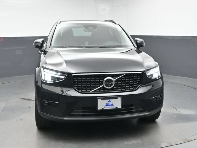 Used 2025 Volvo XC40 B5 Plus AWD/4WD image 2