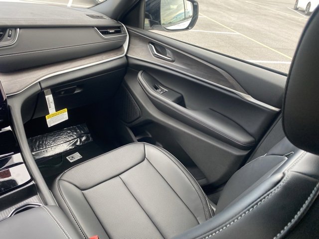 New 2025 Jeep Grand Cherokee Limited w/ Luxury Tech Group II image 38