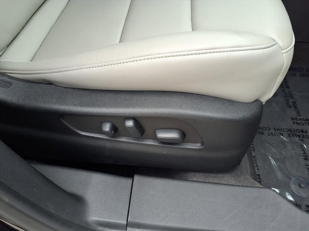 Used 2022 Cadillac XT4 Premium Luxury w/ Enhanced Visibility Package FWD image 10