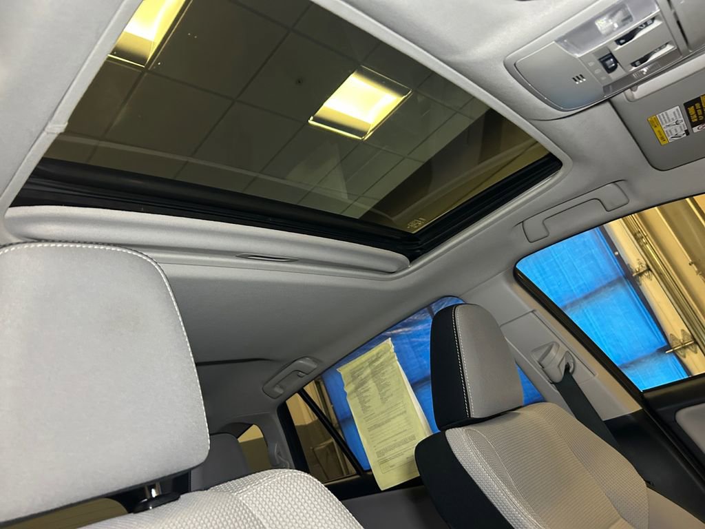 Used 2018 Toyota RAV4 XLE AWD/4WD image 17
