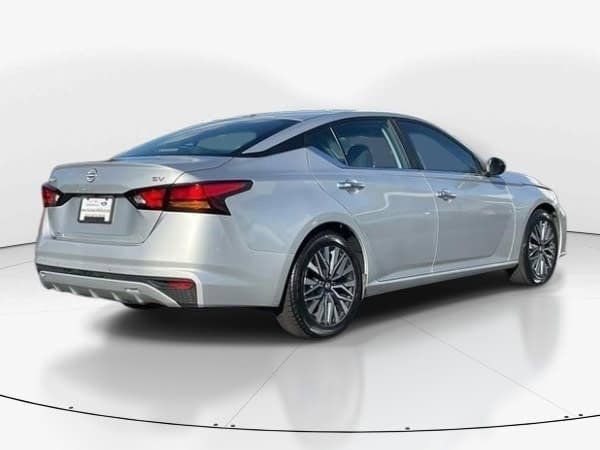 Used 2024 Nissan Altima 2.5 SV image 3