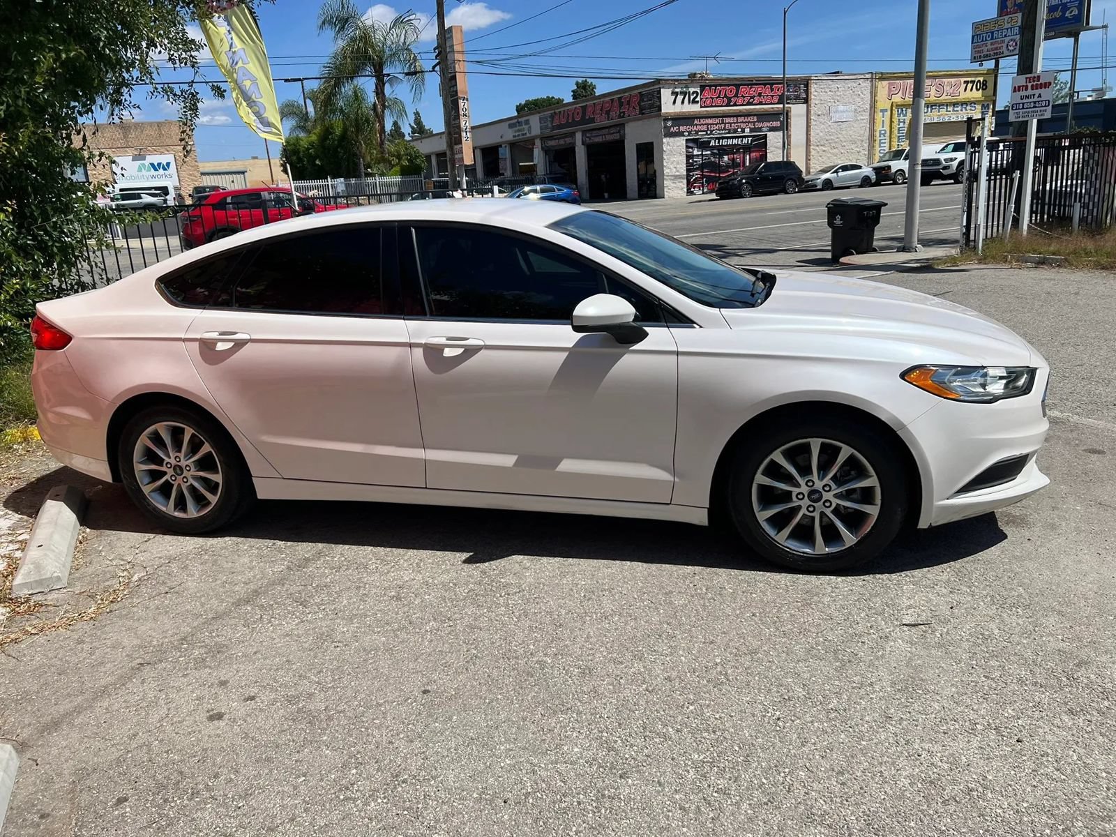 Used 2017 Ford Fusion SE FWD image 4