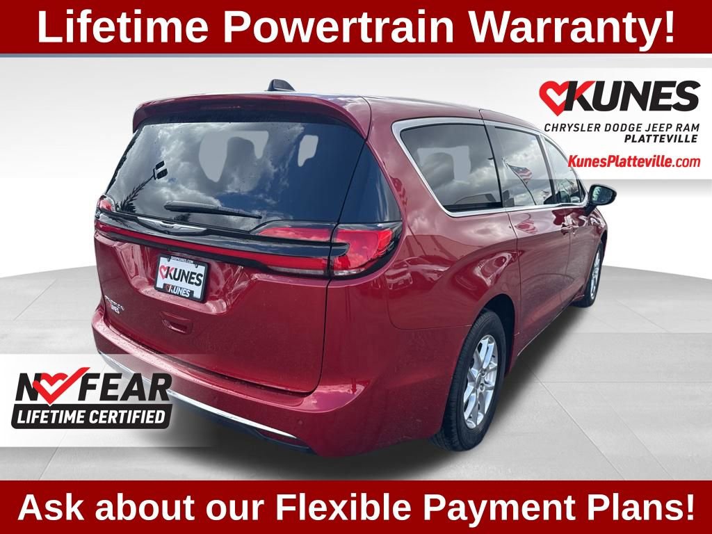 Used 2025 Chrysler Pacifica Select image 4