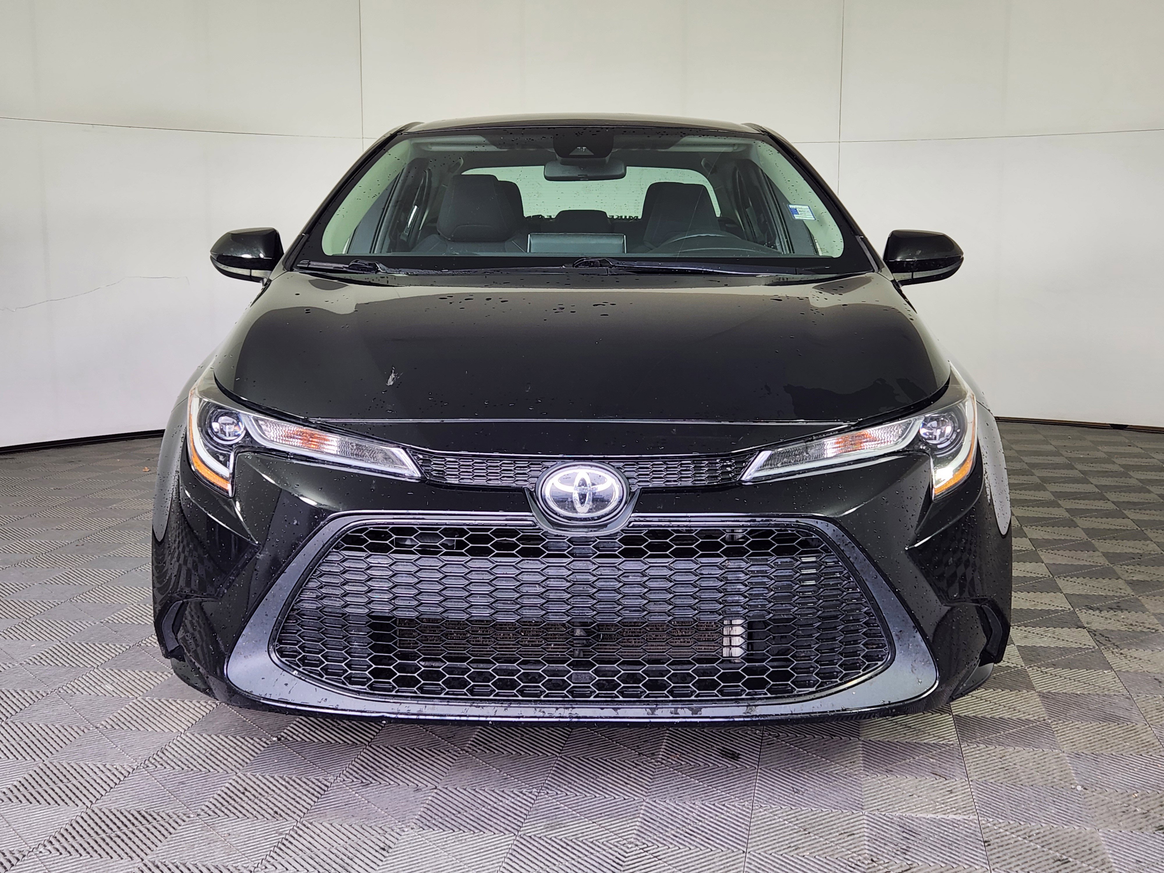 Used 2020 Toyota Corolla LE image 2