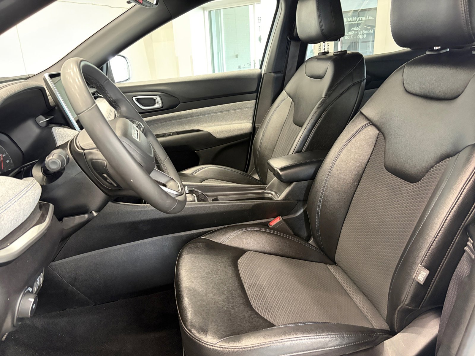 Used 2024 Jeep Compass Latitude AWD/4WD image 12