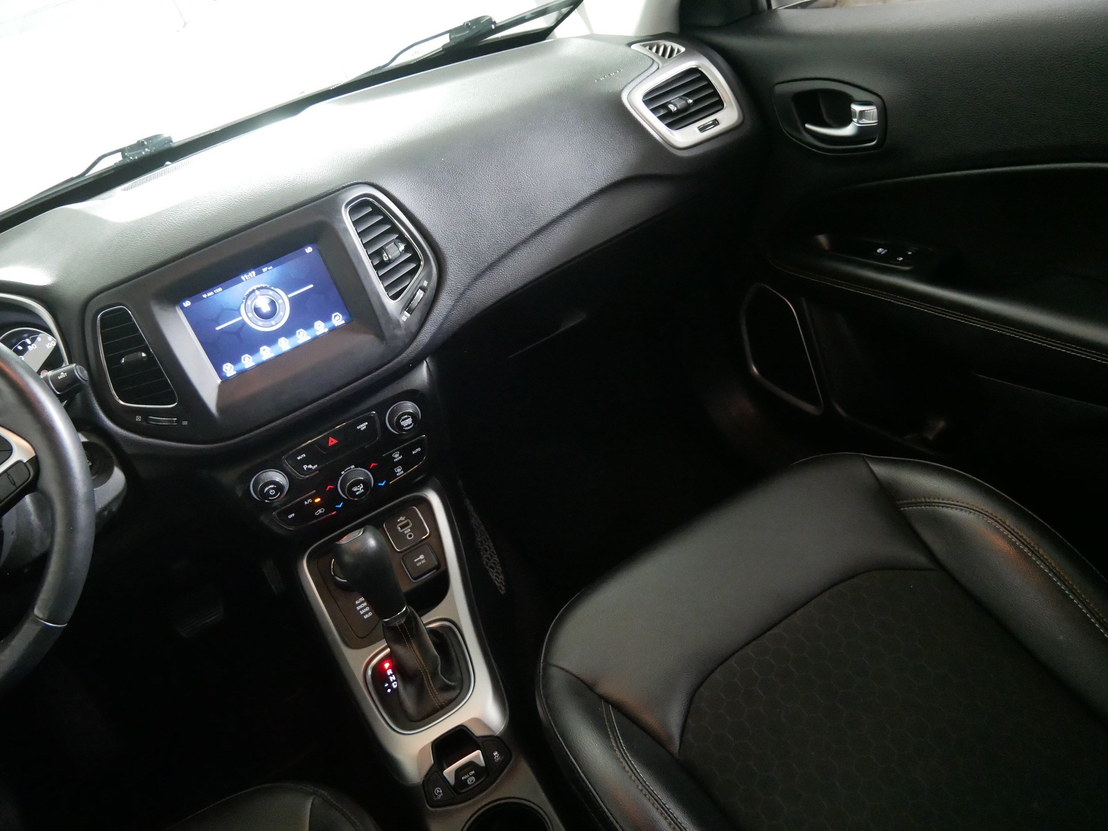 Used 2018 Jeep Compass Latitude w/ Popular Equipment Group AWD/4WD image 11