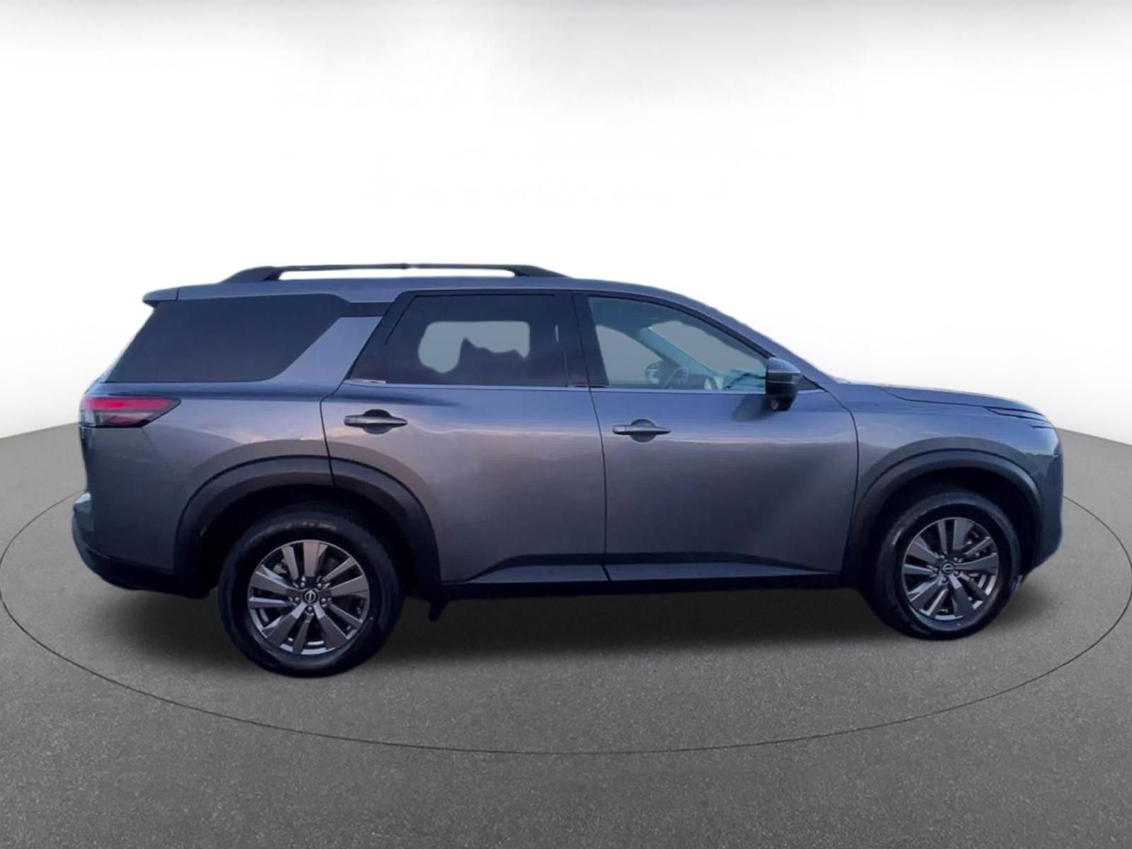 Used 2025 Nissan Pathfinder SV image 16