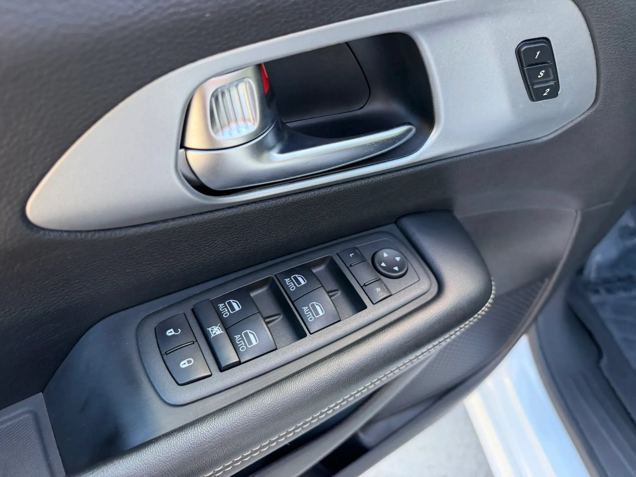 Used 2022 Chrysler Pacifica Touring-L w/ Uconnect Theater Family Group AWD/4WD image 12