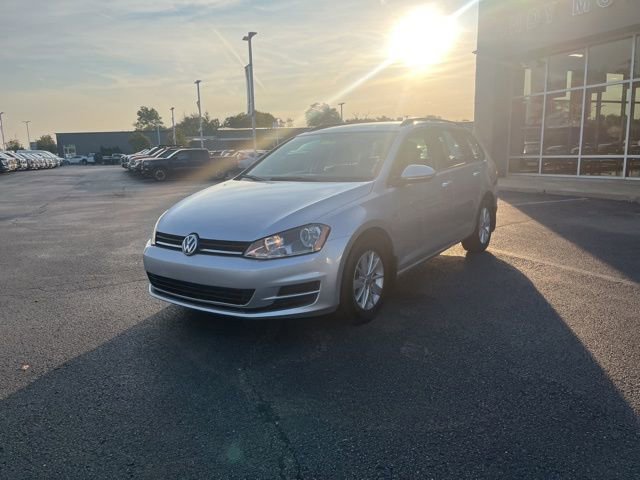 Used 2017 Volkswagen Golf SEL image 2