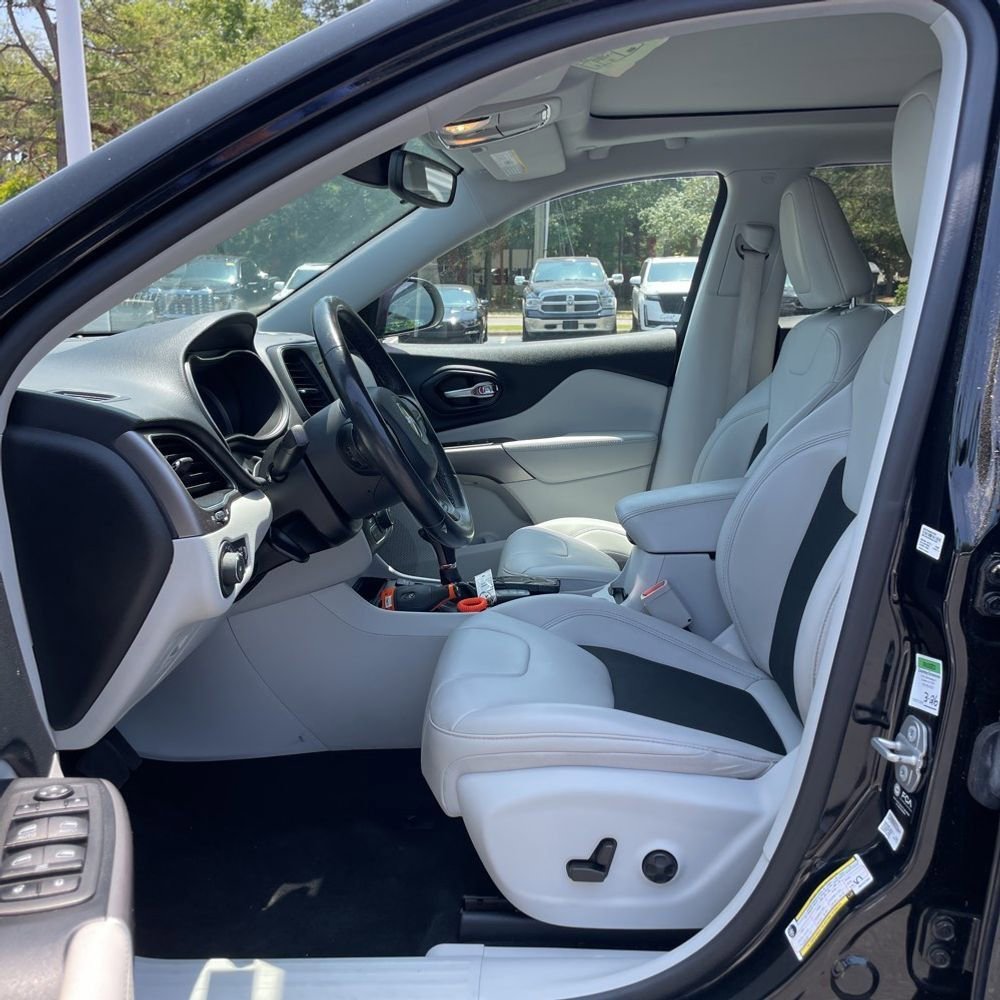 Used 2021 Jeep Cherokee Latitude Plus w/ Sun & Sound Group FWD image 5