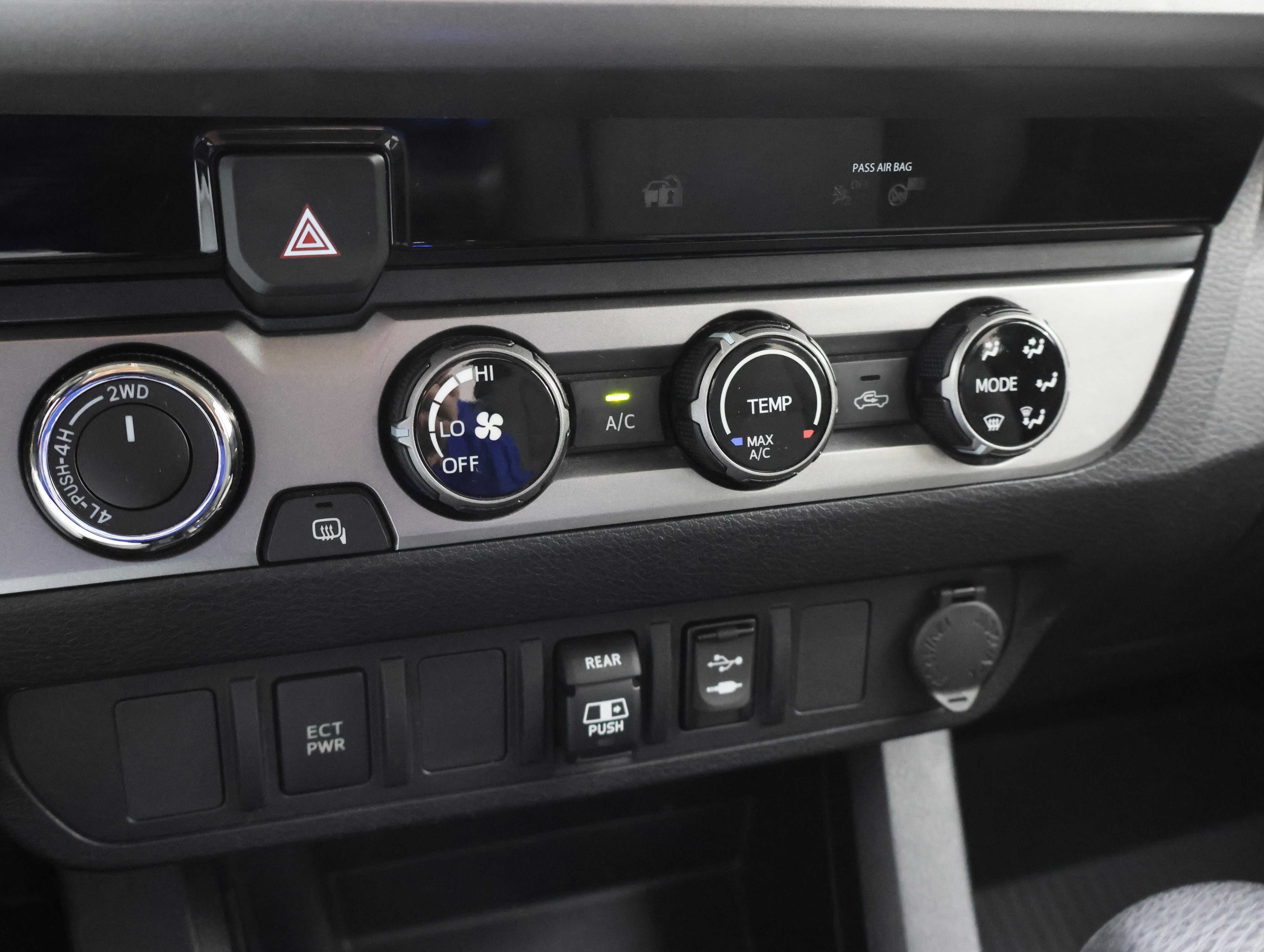 Used 2018 Toyota Tacoma SR5 AWD/4WD image 38