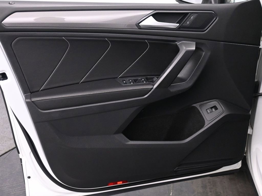 Used 2022 Volkswagen Tiguan SE w/ Panoramic Sunroof Package FWD image 13