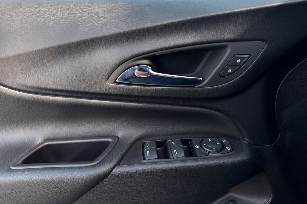 Used 2020 Chevrolet Equinox LT w/ Sport Edition FWD image 11