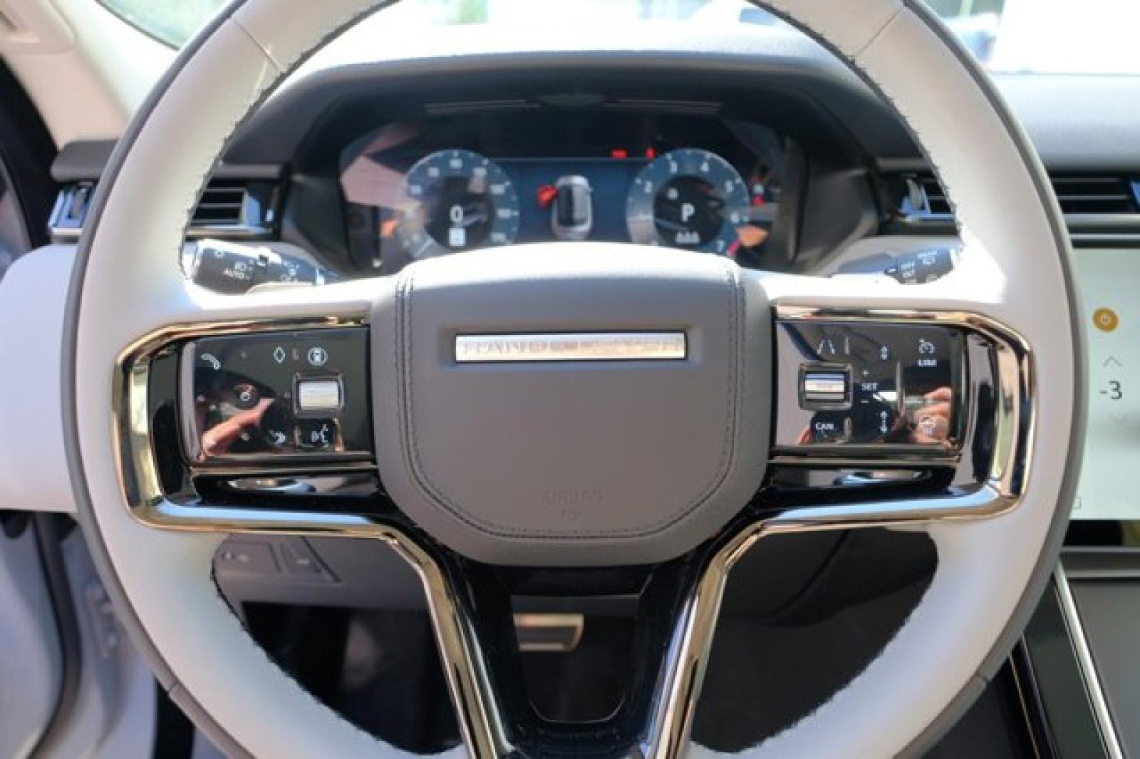 New 2025 Land Rover Range Rover Velar Dynamic SE image 27