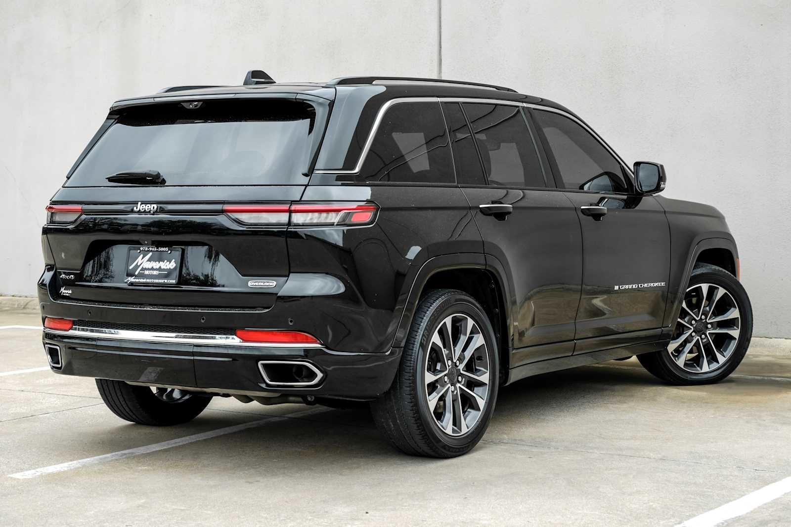 Used 2023 Jeep Grand Cherokee Overland w/ Luxury Tech Group IV AWD/4WD image 10