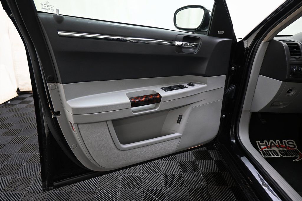 Used 2006 Chrysler 300 C w/ Sound Group II image 24