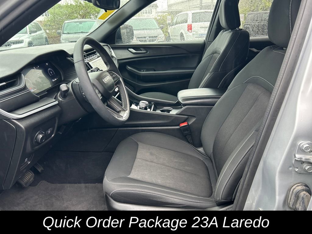 Used 2024 Jeep Grand Cherokee Laredo w/ Luxury Tech Group I AWD/4WD image 15