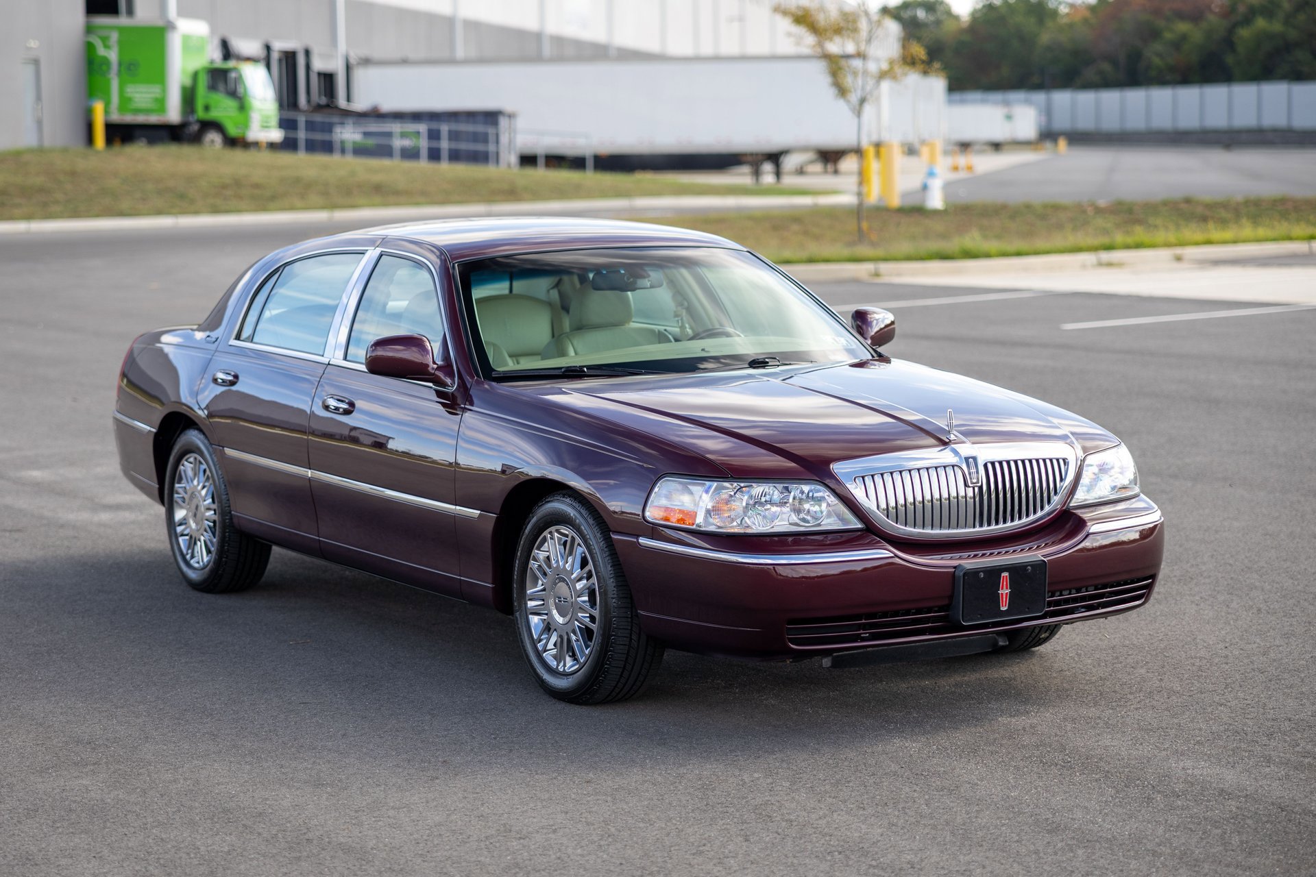 Used 2010 Lincoln Town Car Signature Limited image 5