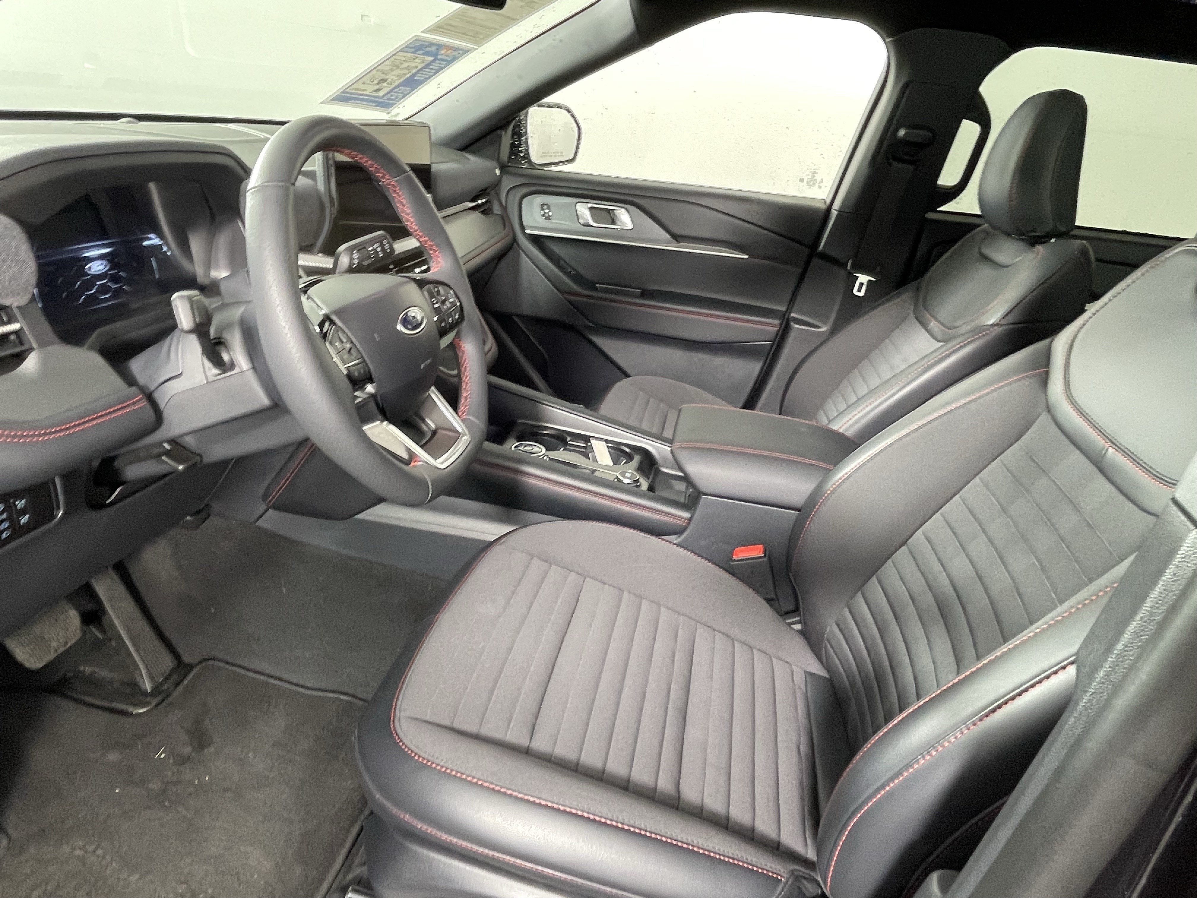 Used 2026 Ford Explorer ST-Line w/ ST-Line Street Pack AWD/4WD image 9