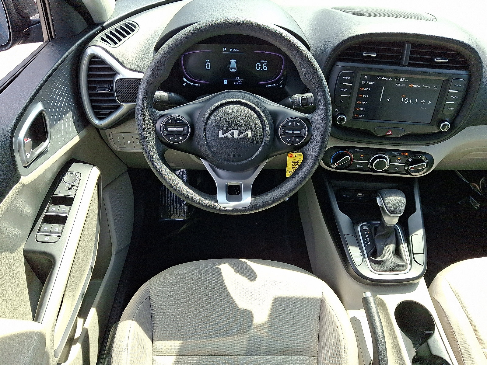 Certified 2025 Kia Soul LX w/ LX Technology Package FWD image 11