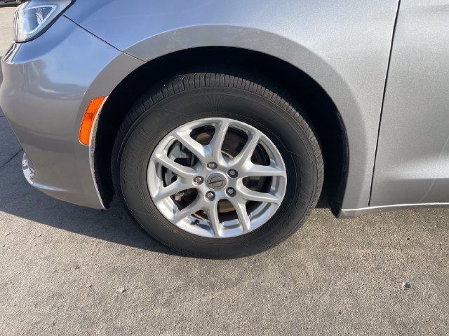 Used 2021 Chrysler Pacifica Touring-L FWD image 29